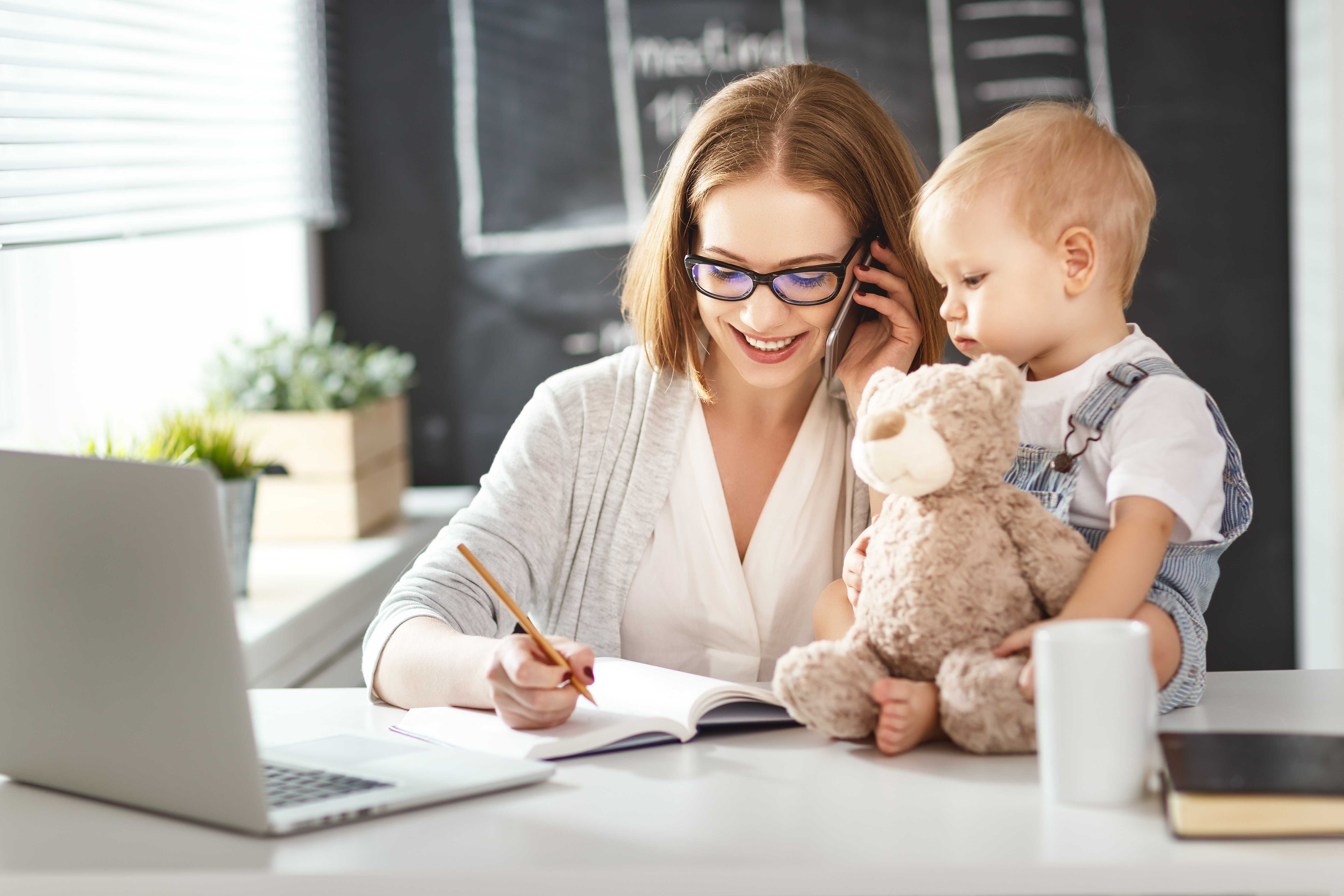 Родители малышей смогут выйти на работу и получать пособие по уходу за  ребёнком