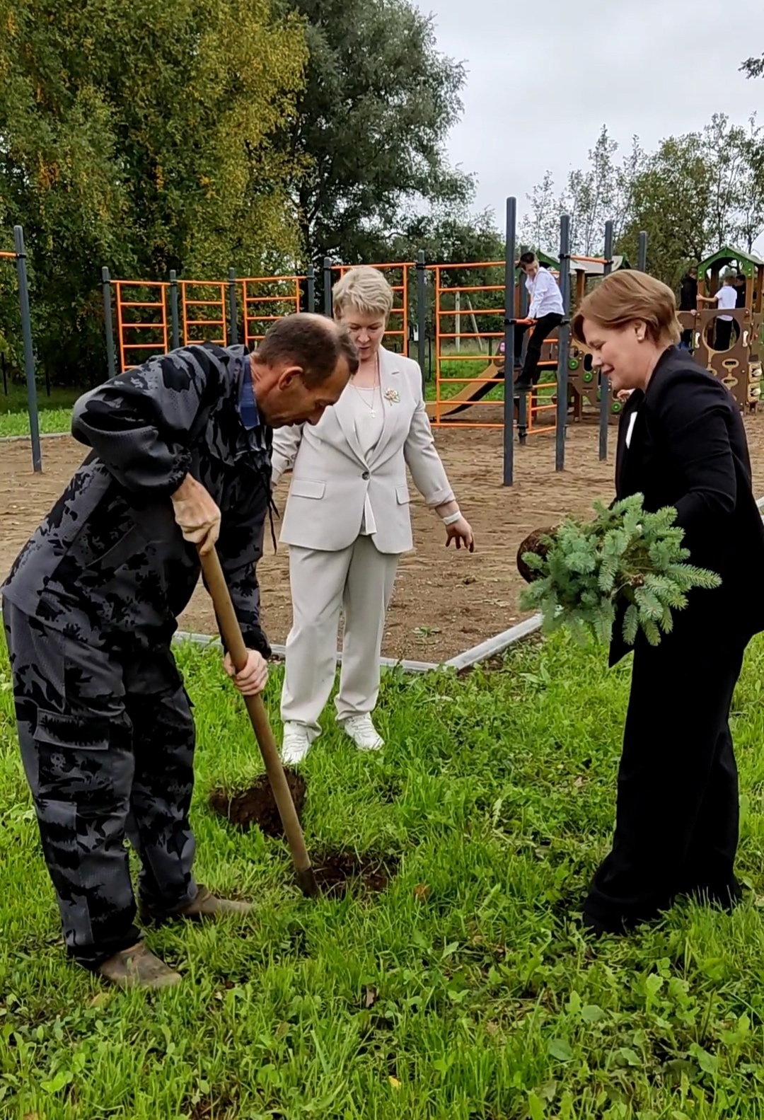Новая традиция: Аллея Учителя в Сосновской школе