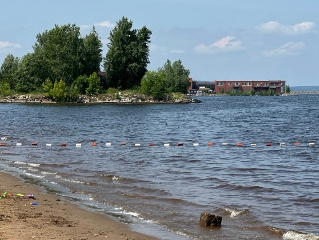 Жителей Чайковского предупредили о запрете купания на городском пляже