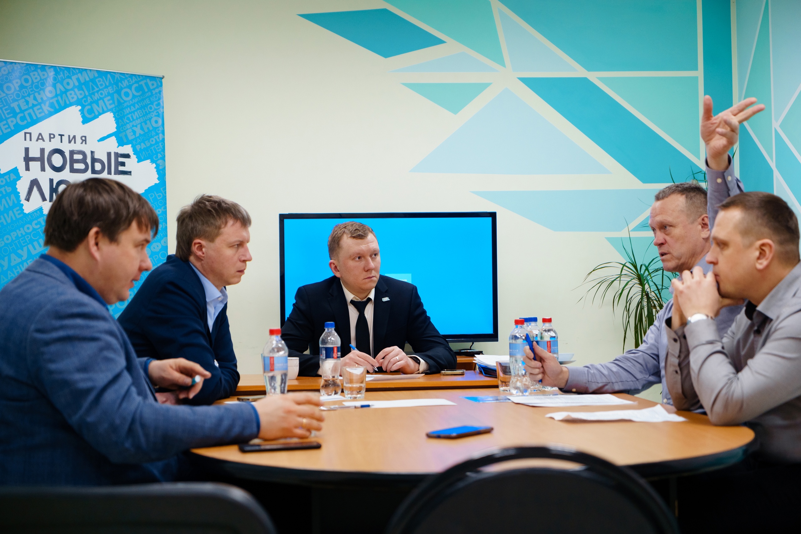 Приёмная депутата только открылась, и сразу поступило от чайковцев 10 обращений